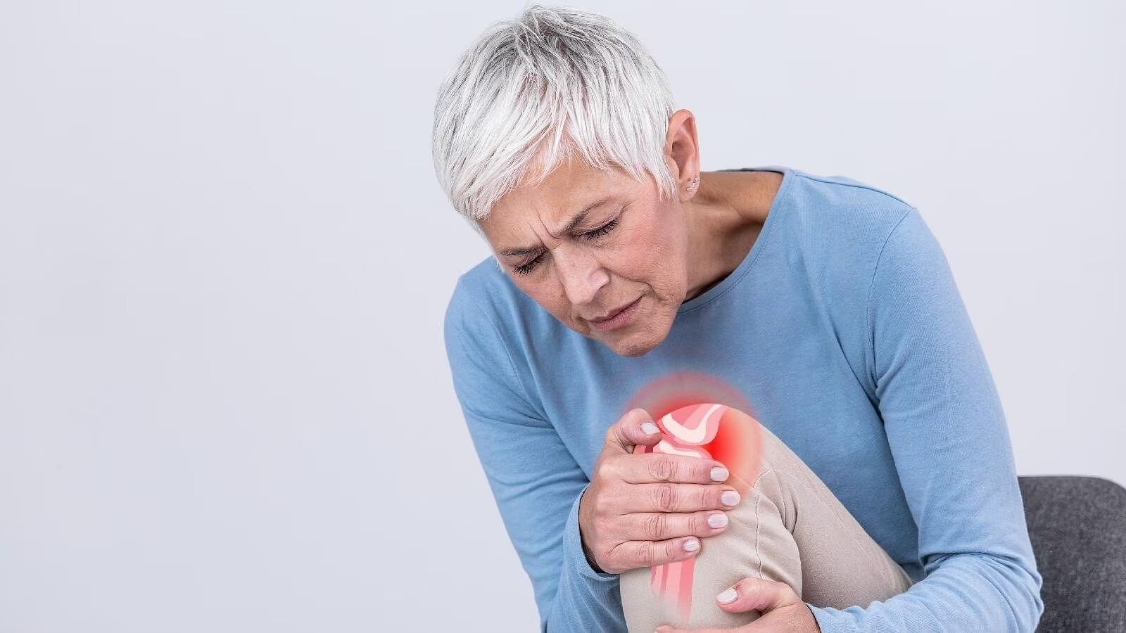 Cycling knee pain (Image via Getty Images/istetiana)